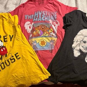 Woman’s graphic T-shirt lot